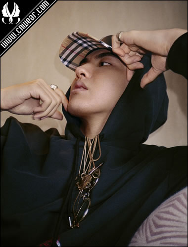 BURBERRY与品牌代言人吴亦凡携手推出全新联名系列